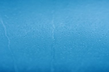 Bir çift camlı pencere iç yoğunlaşma ve nem sorunu.