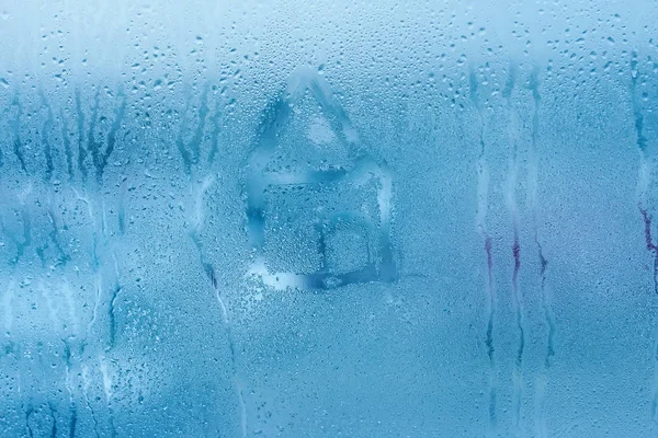 Handgezeichnetes Haus Auf Kaltem Glas Und Wassertropfen Kondenswasser Fenster — Stockfoto