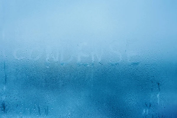 Die Inschrift Kondensiert Auf Glas Nahaufnahme Mit Kondenswasser Hintergrund Mit — Stockfoto