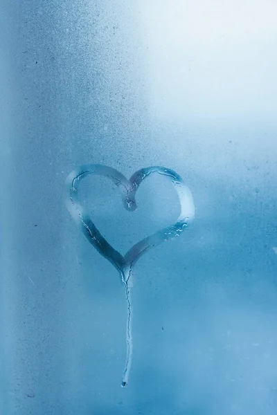 Hjärtat Glas Och Droppar Vatten Kondens Fönster — Stockfoto