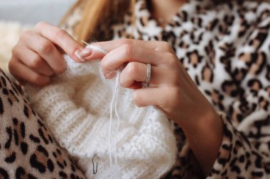 Kadın el doğal yün elbise örgü. Örgü iğneleri yakın çekim. Yatay fotoğraf. Yaratıcı çalışma serbest. El sanatları kavramı