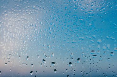 Buğulu cam arka plan. Güçlü nem kışın. Su ev yoğunlaşma bir pencere üzerinde bırakır.