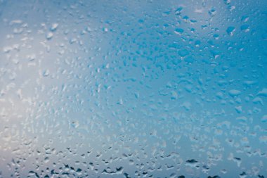 Buğulu cam arka plan. Güçlü nem kışın. Su ev yoğunlaşma bir pencere üzerinde bırakır.