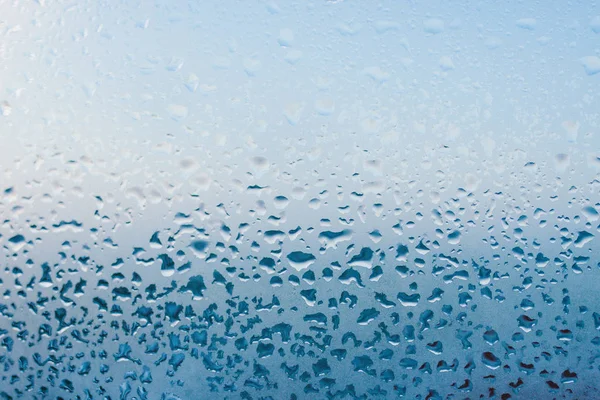 冬季湿度强 水滴从家里冷凝在窗户上 错误的玻璃背景 — 图库照片