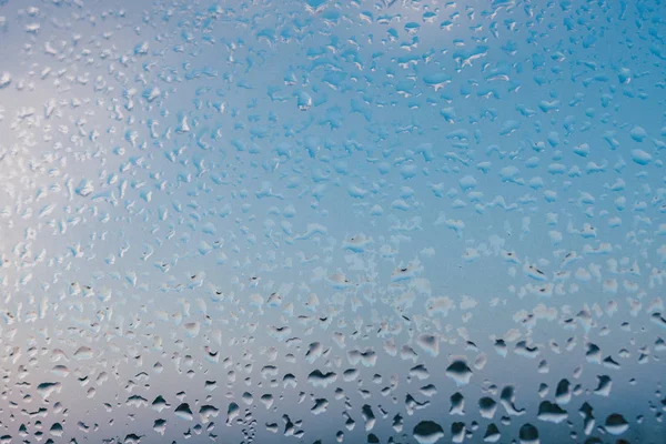 Vernebelter Glashintergrund Starke Luftfeuchtigkeit Winter Wassertropfen Aus Hauskondenswasser Fenster — Stockfoto