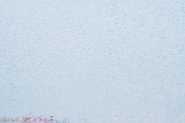 Frost kalıpları donmuş pencere Noel bir simgesi olarak üzerinde merak ediyorum. Noel ve yeni yıl arka plan. Kopya alanı.