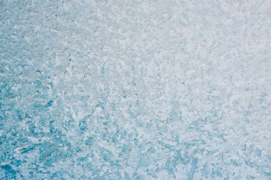 Frost kalıpları donmuş pencere Noel bir simgesi olarak üzerinde merak ediyorum. Noel ve yeni yıl arka plan. Kopya alanı
