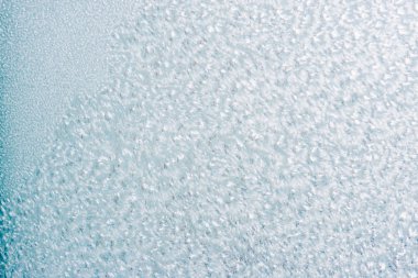 Frost kalıpları donmuş pencere Noel bir simgesi olarak üzerinde merak ediyorum. Noel ve yeni yıl arka plan. Kopya alanı.