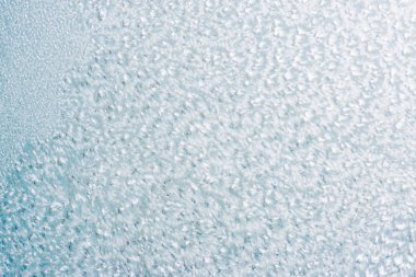 Frost kalıpları donmuş pencere Noel bir simgesi olarak üzerinde merak ediyorum. Noel ve yeni yıl arka plan. Kopya alanı.