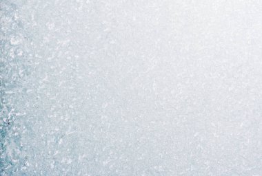 Kış arka plan kopya alanı ile pencere camına bir desenle dondurulmuş