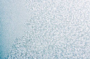 Kış arka plan kopya alanı ile pencere camına bir desenle dondurulmuş