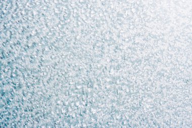 Kış arka plan kopya alanı ile pencere camına bir desenle dondurulmuş