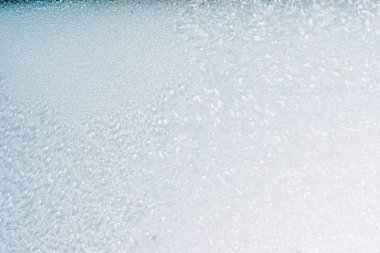 Kış arka plan kopya alanı ile pencere camına bir desenle dondurulmuş