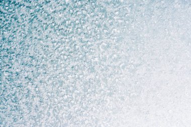 Kış arka plan kopya alanı ile pencere camına bir desenle dondurulmuş