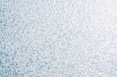 Kış arka plan kopya alanı ile pencere camına bir desenle dondurulmuş