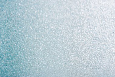 Kış arka plan kopya alanı ile pencere camına bir desenle dondurulmuş