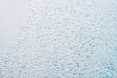 Kış arka plan kopya alanı ile pencere camına bir desenle dondurulmuş