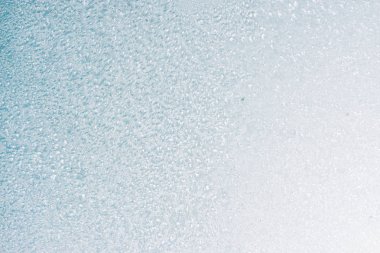 Kış arka plan kopya alanı ile pencere camına bir desenle dondurulmuş