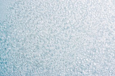 Kış arka plan kopya alanı ile pencere camına bir desenle dondurulmuş