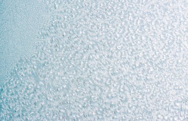 Kış arka plan kopya alanı ile pencere camına bir desenle dondurulmuş