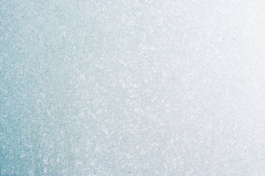 Kış arka plan kopya alanı ile pencere camına bir desenle dondurulmuş