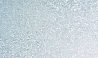 Frost kalıpları donmuş pencere Noel bir simgesi olarak üzerinde merak ediyorum. Noel ve yeni yıl arka plan. Kopya alanı