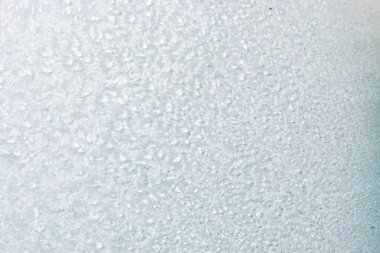 Kış arka plan kopya alanı ile pencere camına bir desenle dondurulmuş