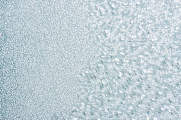 Frost kalıpları donmuş pencere Noel bir simgesi olarak üzerinde merak ediyorum. Noel ve yeni yıl arka plan. Kopya alanı