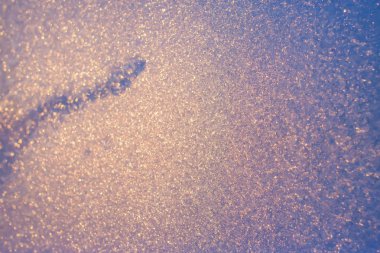 Arka plan donmuş pencere cam, çok güçlü frost ve soğuk, doku mavi renkli, kopya alanı