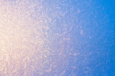 Arka plan donmuş pencere cam, çok güçlü frost ve soğuk, doku mavi renkli, kopya alanı