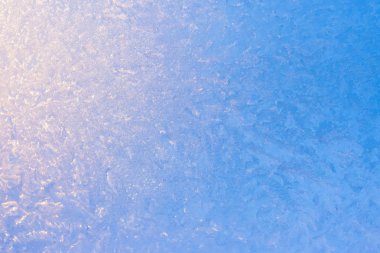 Arka plan donmuş pencere cam, çok güçlü frost ve soğuk, doku mavi renkli, kopya alanı