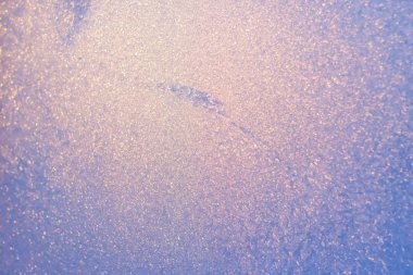 Arka plan donmuş pencere cam, çok güçlü frost ve soğuk, doku mavi renkli, kopya alanı