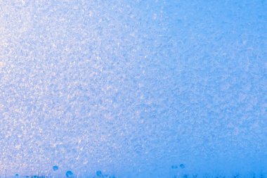 Arka plan donmuş pencere cam, çok güçlü frost ve soğuk, doku mavi renkli, kopya alanı