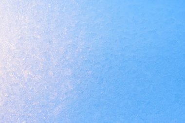 Arka plan donmuş pencere cam, çok güçlü frost ve soğuk, doku mavi renkli, kopya alanı