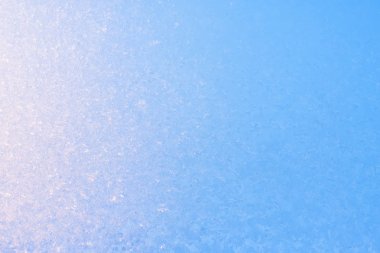 Arka plan donmuş pencere cam, çok güçlü frost ve soğuk, doku mavi renkli, kopya alanı