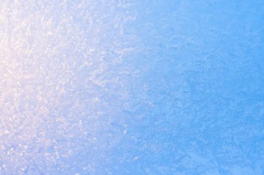 Arka plan donmuş pencere cam, çok güçlü frost ve soğuk, doku mavi renkli, kopya alanı
