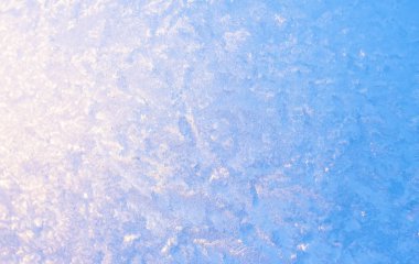Arka plan donmuş pencere cam, çok güçlü frost ve soğuk, doku mavi renkli, kopya alanı