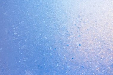 Arka plan donmuş pencere cam, çok güçlü frost ve soğuk, doku mavi renkli, kopya alanı