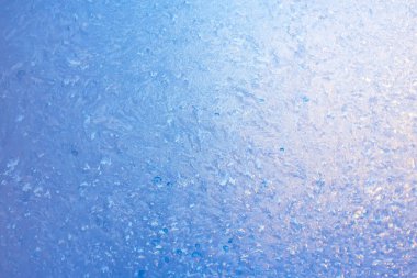 Arka plan donmuş pencere cam, çok güçlü frost ve soğuk, doku mavi renkli, kopya alanı