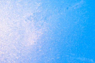 Arka plan donmuş pencere cam, çok güçlü frost ve soğuk, doku mavi renkli, kopya alanı