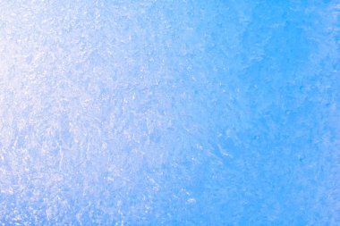Arka plan donmuş pencere cam, çok güçlü frost ve soğuk, doku mavi renkli, kopya alanı
