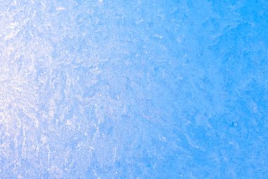 Arka plan donmuş pencere cam, çok güçlü frost ve soğuk, doku mavi renkli, kopya alanı