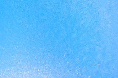 Arka plan donmuş pencere cam, çok güçlü frost ve soğuk, doku mavi renkli, kopya alanı