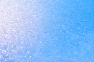Arka plan donmuş pencere cam, çok güçlü frost ve soğuk, doku mavi renkli, kopya alanı