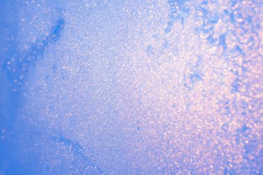 Arka plan donmuş pencere cam, çok güçlü frost ve soğuk, doku mavi renkli, kopya alanı