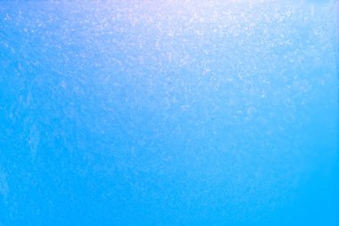 Arka plan donmuş pencere cam, çok güçlü frost ve soğuk, doku mavi renkli, kopya alanı