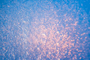 Arka plan donmuş pencere cam, çok güçlü frost ve soğuk, doku mavi renkli, kopya alanı