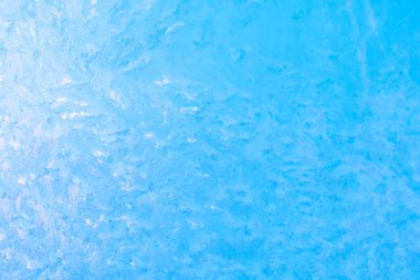 Arka plan donmuş pencere cam, çok güçlü frost ve soğuk, doku mavi renkli, kopya alanı