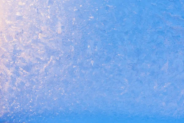 背景冻结窗玻璃 非常强烈的霜冻和寒冷 纹理在蓝色 复制空间 — 图库照片