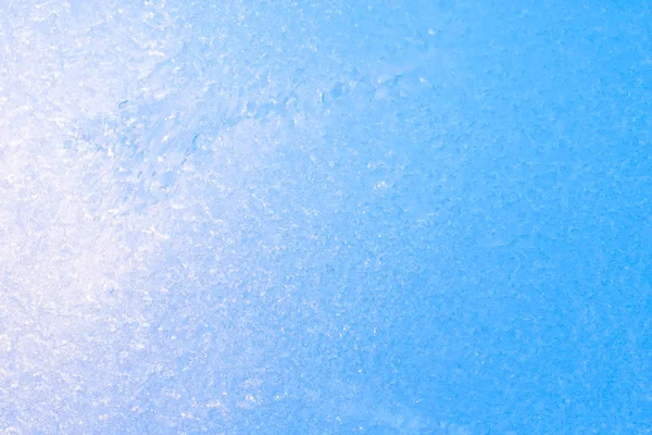 背景冻结窗玻璃 非常强烈的霜冻和寒冷 纹理在蓝色 复制空间 — 图库照片